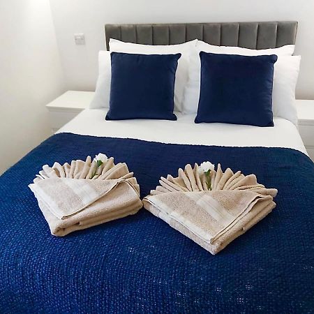 Fidelity Stays Beach Themed Apartment Brighton Exteriör bild