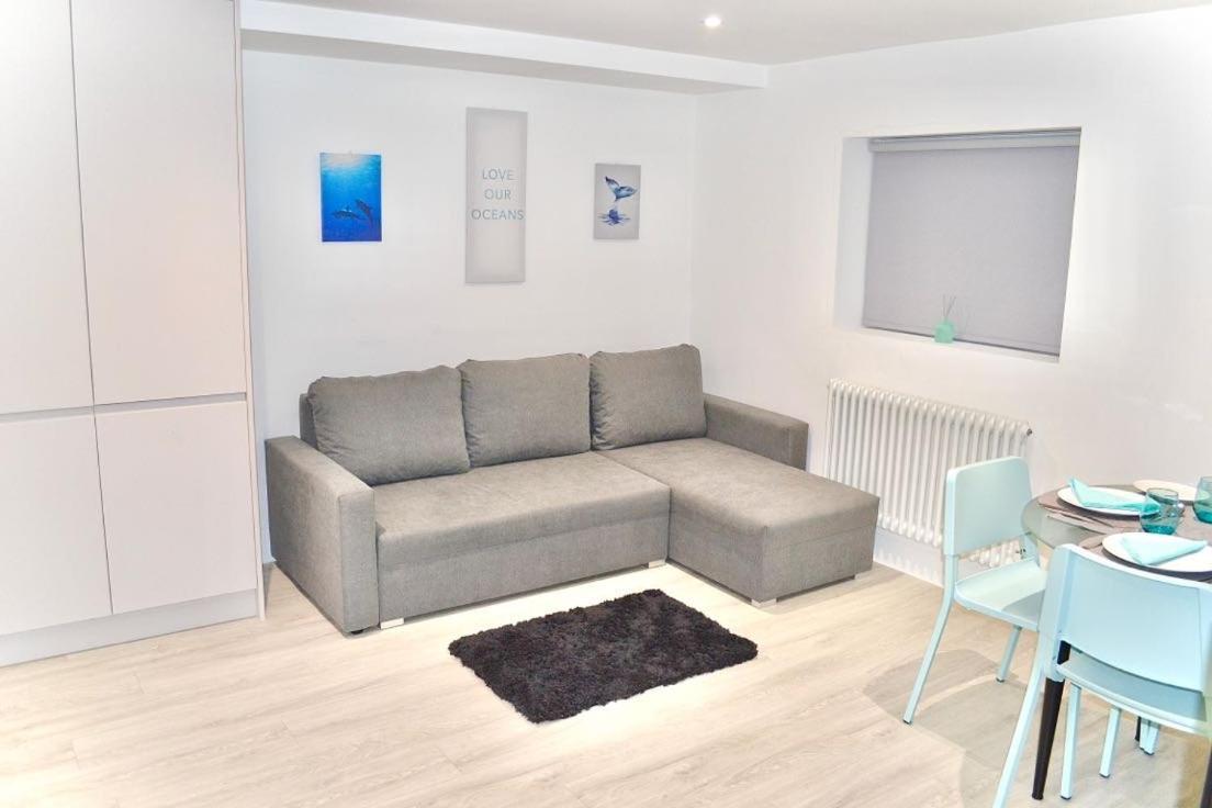 Fidelity Stays Beach Themed Apartment Brighton Exteriör bild